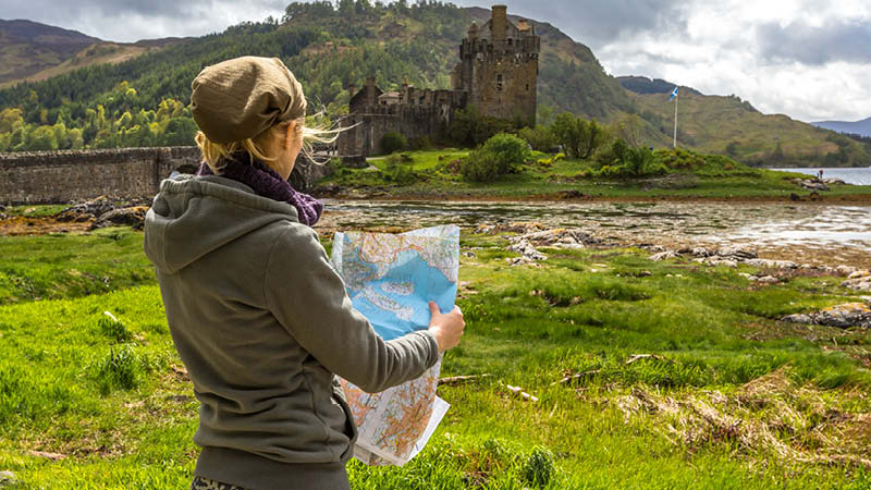 Turist reser till Skottland och utforskar det skottska höglandet.